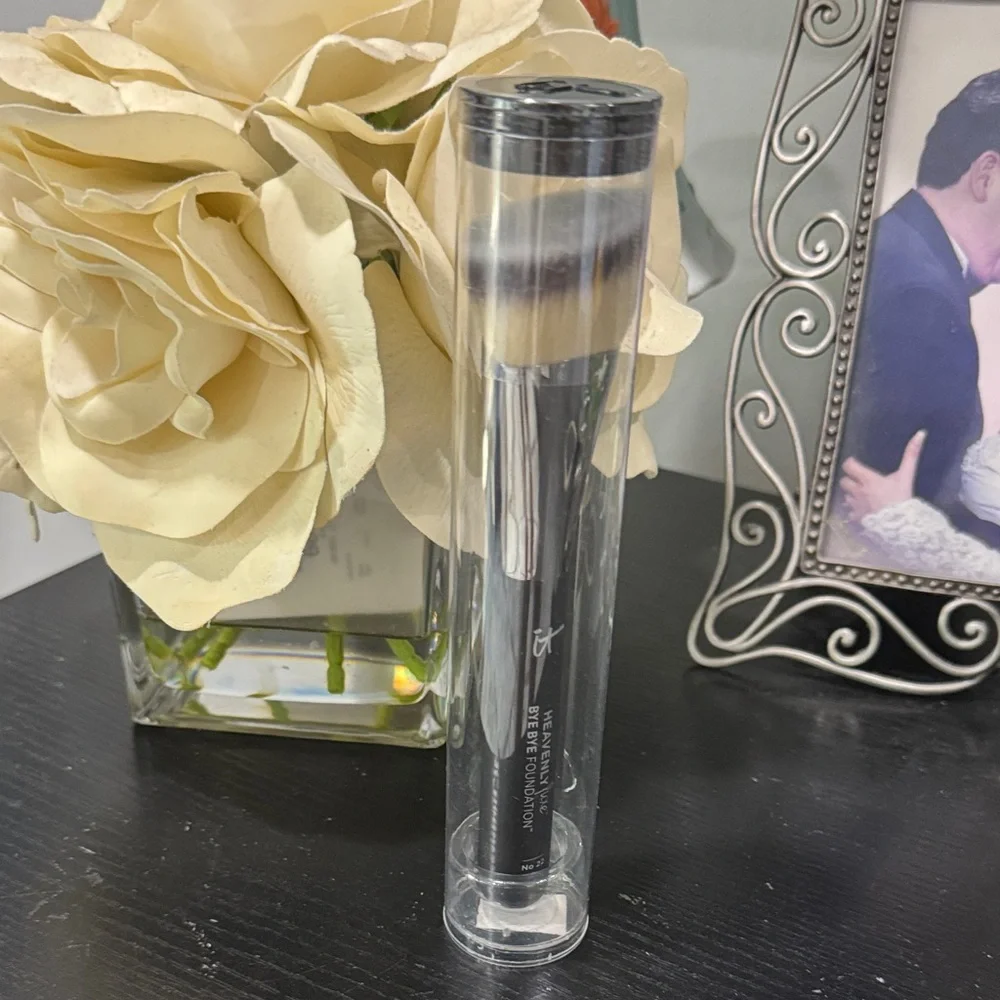 IT Cosmetics Heavenly Luxe Skin Perfecting Complexion Brush #22 airbrush finish